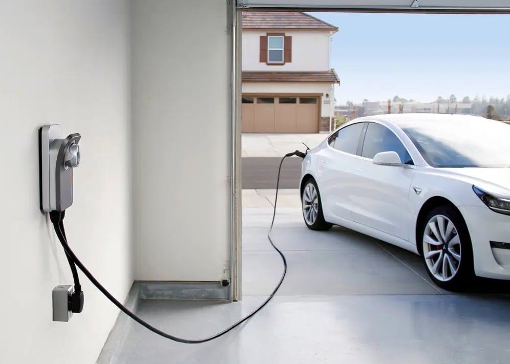 Kako puniti električni automobil pomoću solarnih panela?